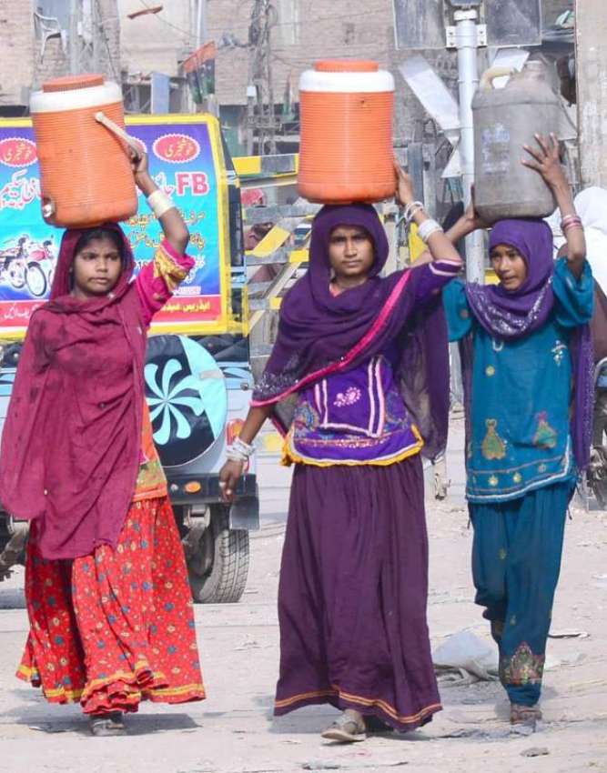 حیدرآباد: خانہ بدوش خواتین پینے کے لیے پانی بھر کر لیجا رہی ..