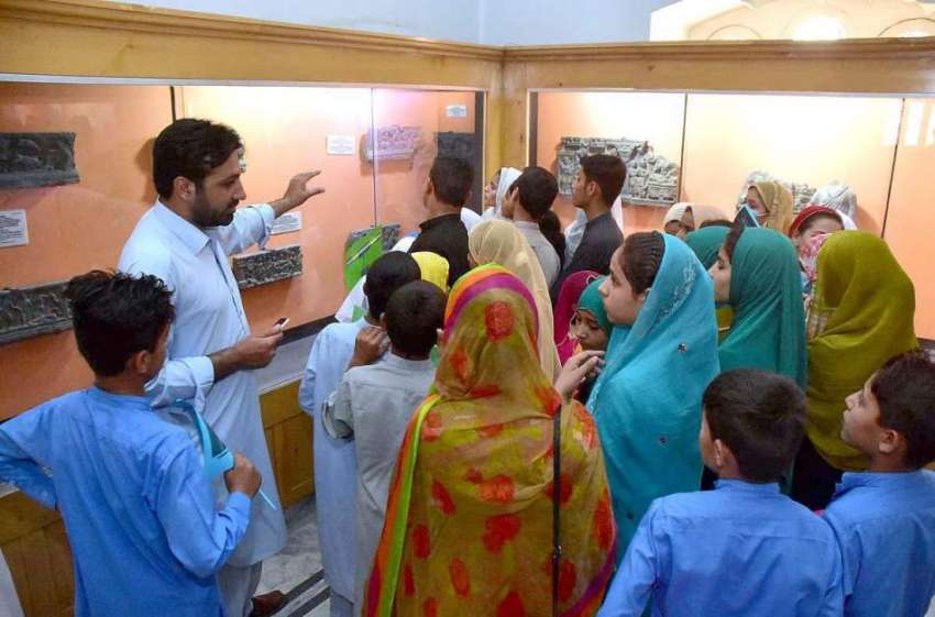 پشاور: پناہ گزینوں کے عالمی دن کے موقع پر ایک ٹیچر سٹوڈنٹس ..