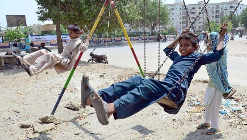 حیدر آباد: بچے جھولوں سے لطف اندوز ہو رہے ہیں۔