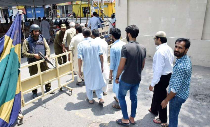 لاہور: پولیس اہلکار مسجد شہداء میں نماز جمعہ کی ادائیگی ..
