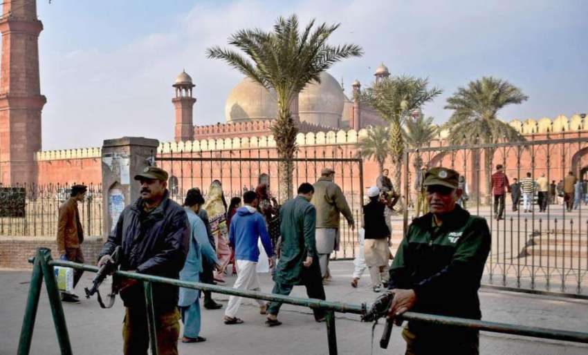 لاہور: بادشاہی مسجد میں نماز جمعہ کی دائیگی کے موقع پر پولیس ..