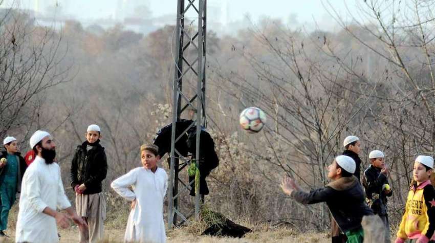 اسلام آباد: مدرسے کے بچے گراؤنڈ میں والی بال کھیلنے میں مصروف ..