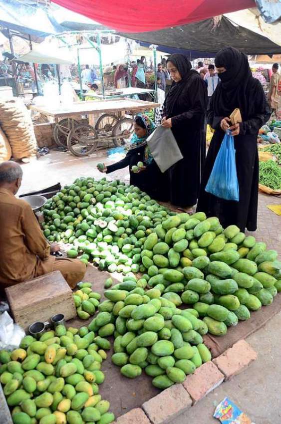 حیدر آباد:خواتین لطیف آباد بازار سے آم خریدنے میں مصروف ..