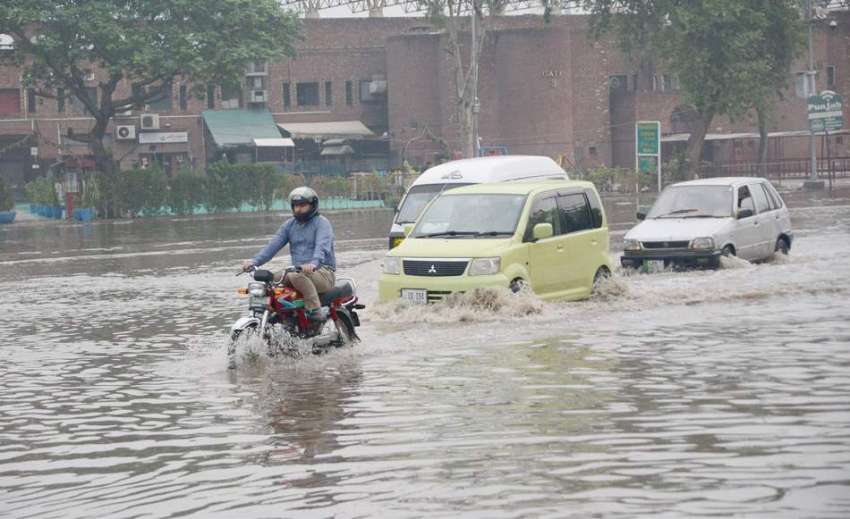لاہور: صوبائی دارالحکومت میں ہونیوالی بارش کے بعد قذافی ..