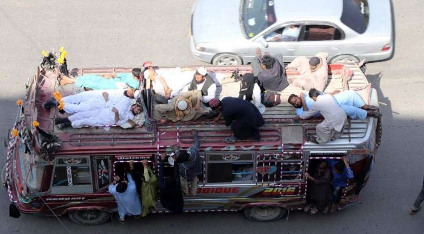 کراچی: ٹریفک پولیس کی نا اہلی مسافر بس کے ساتھ لٹک کر سفر ..