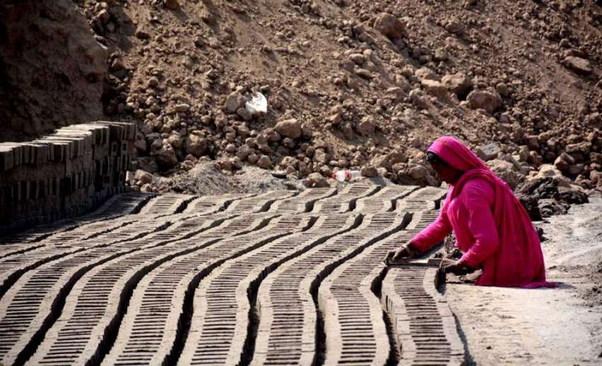 فیصل آباد: خاتون محنت کش بھٹہ پر اینٹیں بنانے میں مصروف ہے۔