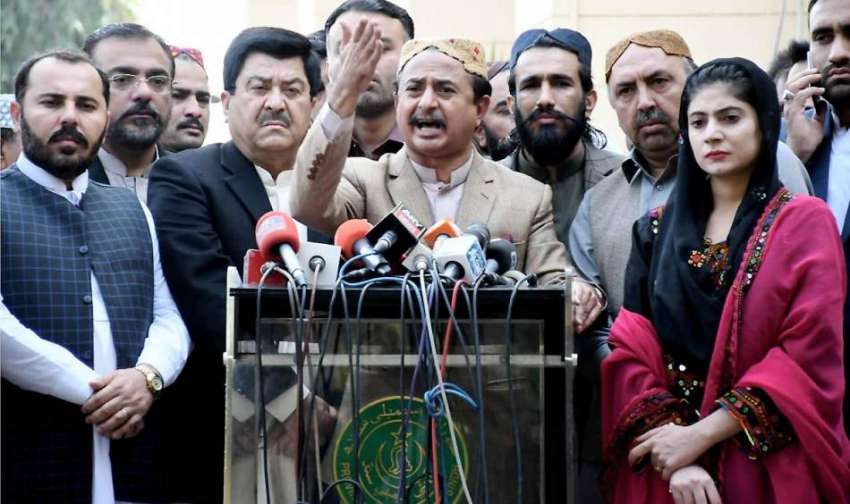 کراچی: پی ٹی آئی سندھ کے پارلیمانی لیڈر حلیم عادل شیخ سندھ ..