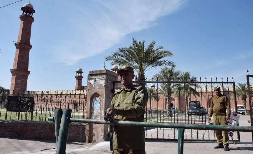 لاہور: بادشاہی مسجد میں نماز جمعہ کی ادائیگی کے موقع پر پولیس ..