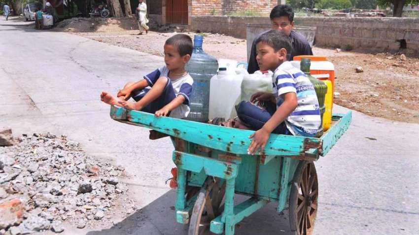 راولپنڈی: کمسن بچے ہتھ ریڑھی پر خالی بوتلیں رکھے پانی بھرنے ..