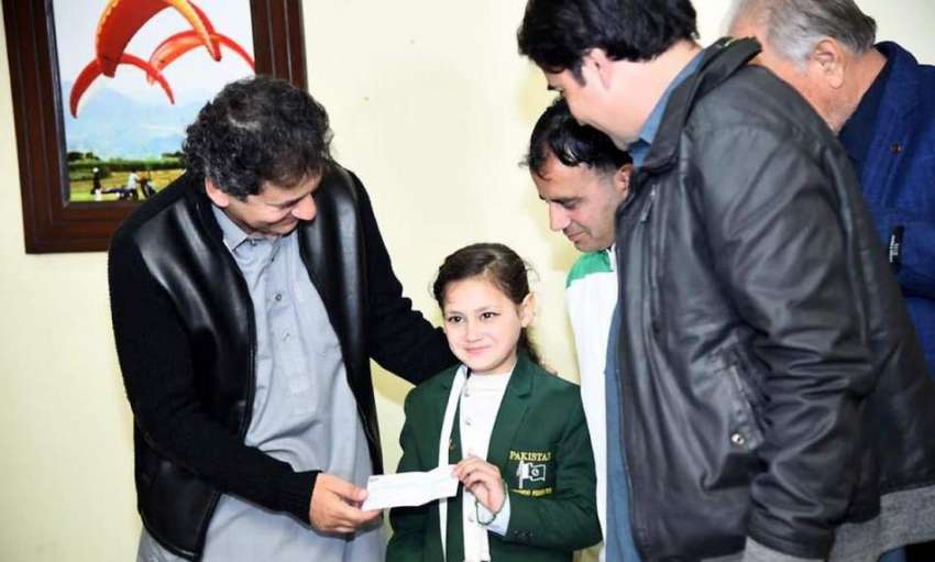راولپنڈی: سینئر وزیر عاطف خان سوات کی آٹھ سالہ تائیکوانڈ ..
