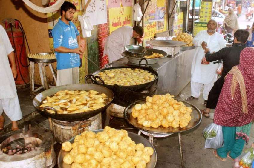 لاہور: دکاندار گاہکوں کو متوجہ کرنے کے لیے سموسے فرائی کر ..