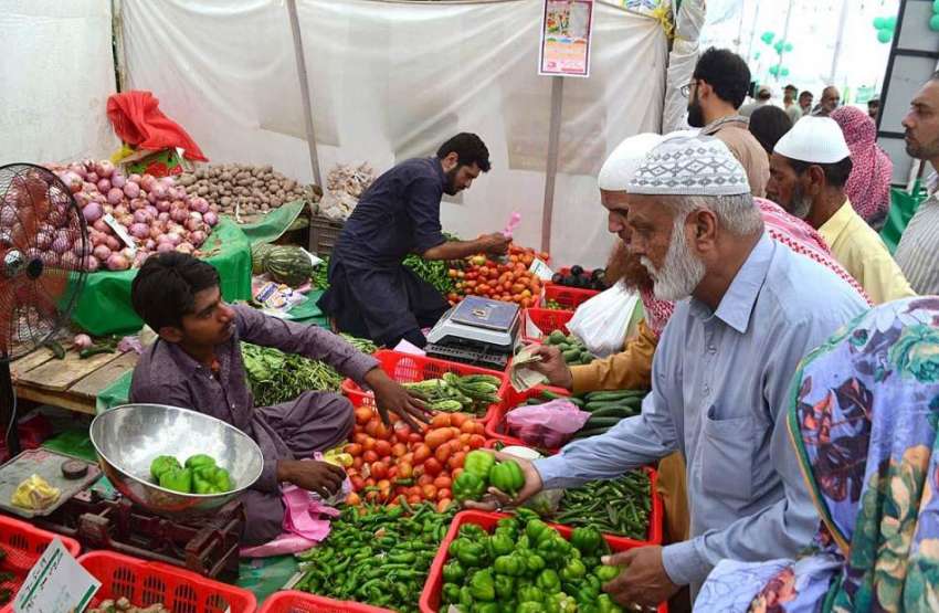 سرگودھا: شہری رمضان سستا بازار سے خریداری میں مصروف ہیں۔
