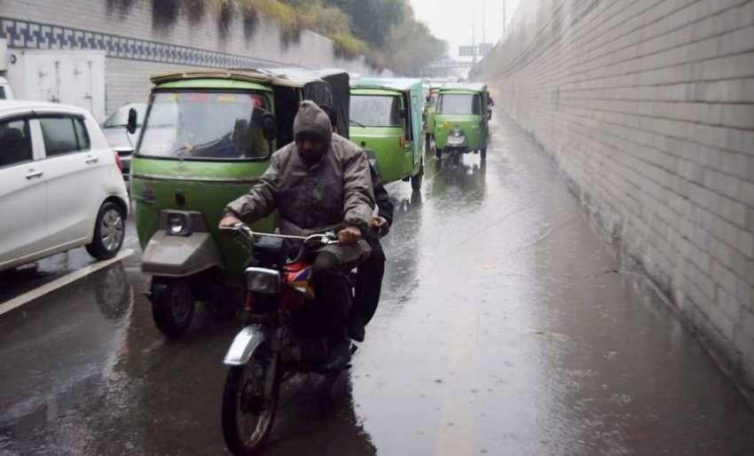 لاہور: صوبائی داراالحکومت میں بارش کے دوران ٹریفک رواں دواں ..