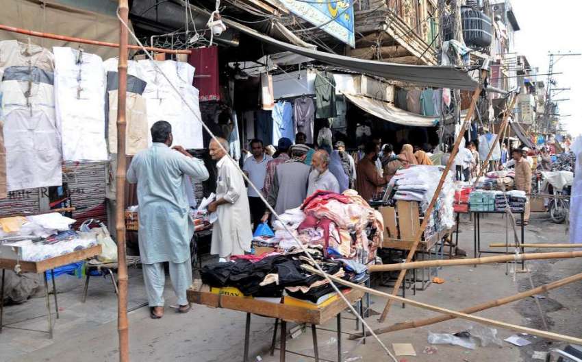 راولپنڈی: راجہ بازار میں سڑک پر قائم تجاوزات جن کے باعث اکٹر ..
