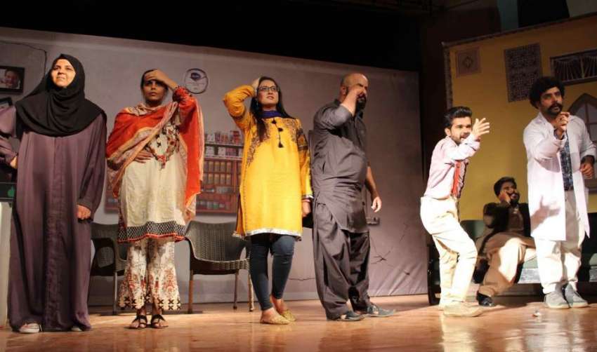 کراچی: تھیٹر کے عالمی دن کی مناسبت سے مقامی فنکار اپنے فن ..