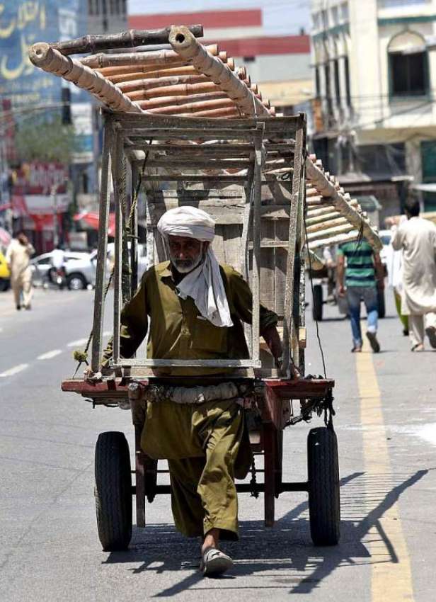 راولپنڈی: ایک معمر محنت کش خاندان کی کفالت کے لیے ہتھ ریڑھی ..