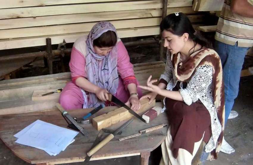 ہنزہ: خواتین کارپینٹر فرنیچر تیار کرنے میں مصروف ہیں۔