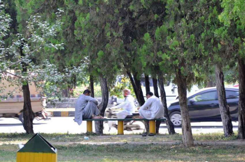 اسلام آباد: شہری گرمی کی شدت سے بچنے کے لیے درخت کے سائے تلے ..