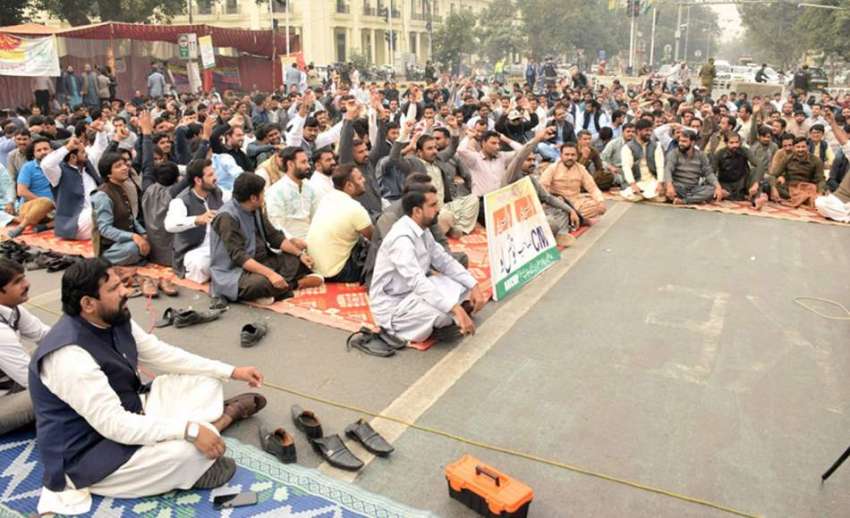لاہور : پنجاب لینڈ ریکارڈ اتھارٹی کے ملازمین اپنے مطالبات ..