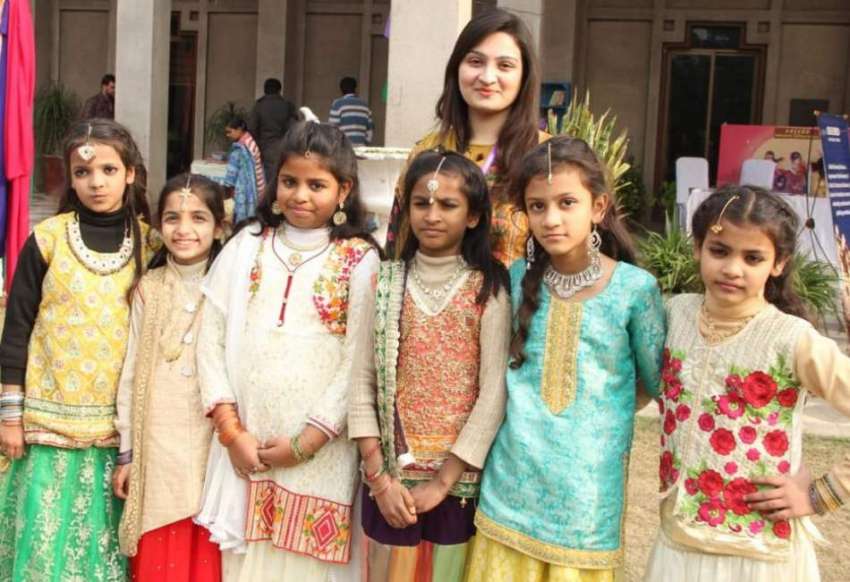 لاہور: چلڈرن کمپلیکس میں جاری فیسٹیول میں شریک بچیوں کا ..
