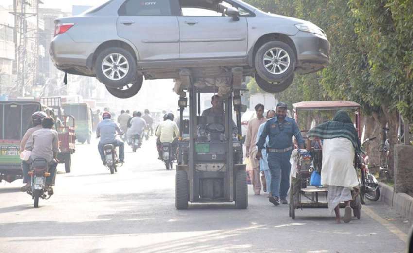 لاہور: ٹریفک وارڈن قانون کی خلاف ورزی کرنے پر گاڑی لفٹر کے ..