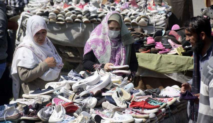 لاہور: خواتین پرانے جوتے خریدنے میں مصروف ہیں۔