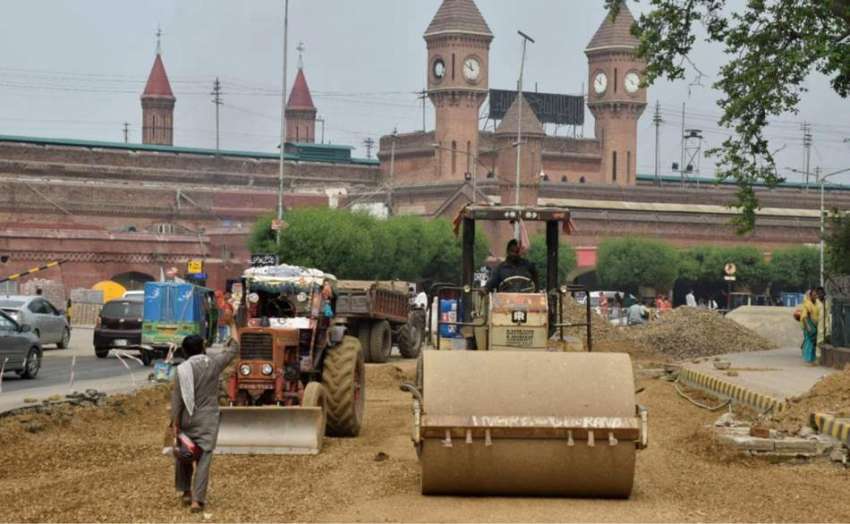 لاہور: ریلوے اسٹیشن کے سامنے سڑک کی تعمیر کا کام جاری ہے۔
