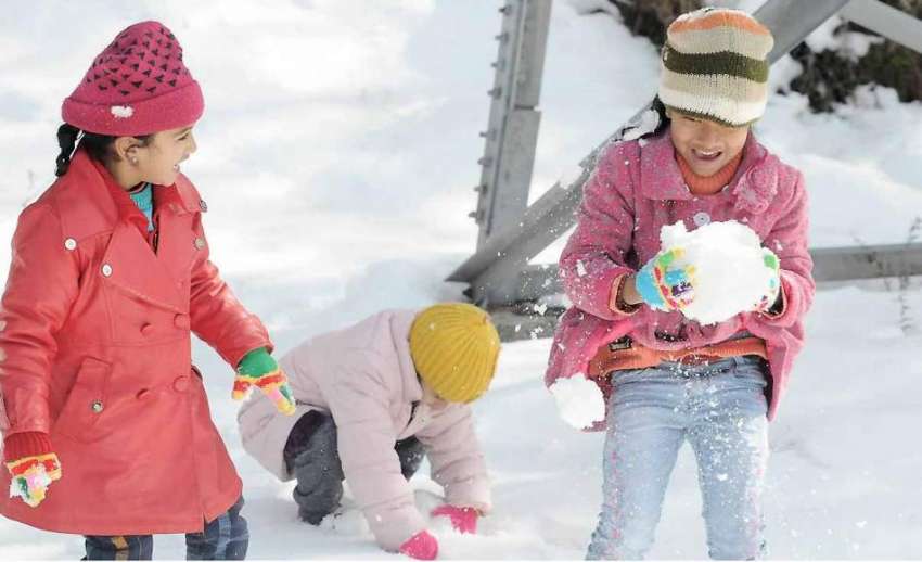 مری: مری سیر کے لیے آنیوالے بچے برف میں کھیل رہے ہیں۔