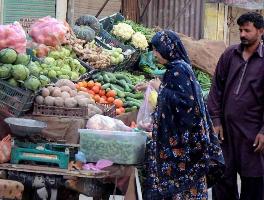 راولپنڈی: بنی کے علاقہ میں ایک خاتون سبزی خرید رہی ہے۔