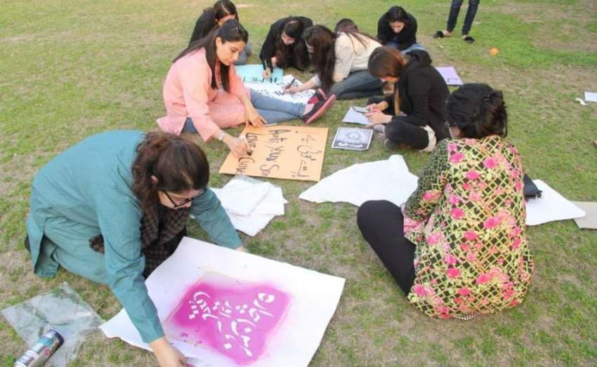لاہور: خواتین کے عالمی دن کی مناسبت سے لڑکیاں پلے کارڈ تیار ..