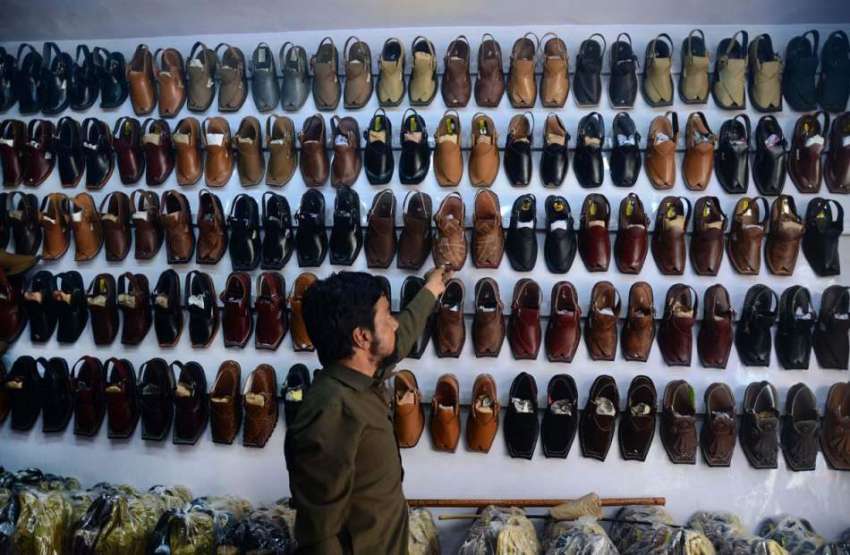 حیدر آباد: دکاندار گاہکوں کو متوجہ کرنے کے لیے جوتے سجا رہا ..