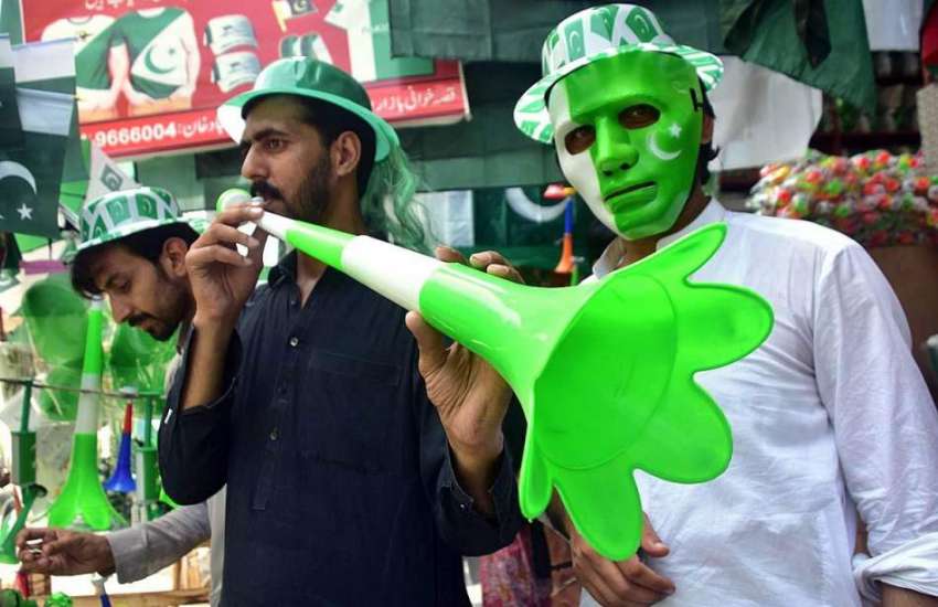 پشاور: جشن یوم آزادی کی آمد کے موقع پر نوجوان نے قومی پرچم ..