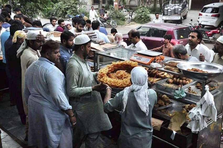 اسلام آباد: شہری افطاری کے لیے کھانے پینے کی اشیاء خریدنے ..