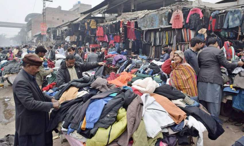 لاہور: سردی کی شدت میں اضافہ ہونے پر شہری لنڈا بازار سے گرم ..