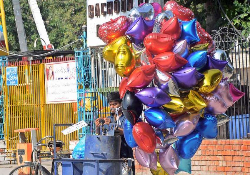 راولپنڈی: محنت کش غبارے فروخت کرنے کیلئے ہوا بھرنے میں مصروف ..