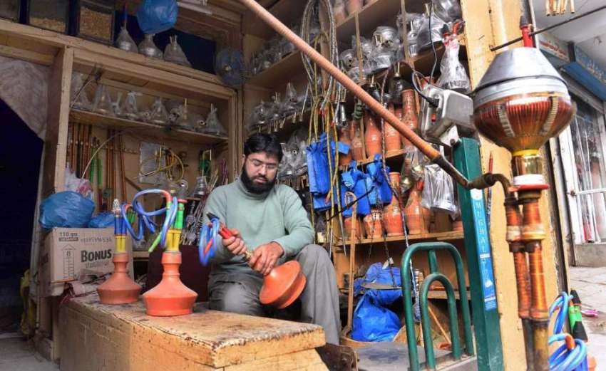 راولپنڈی: دکاندار نئے حکے بنانے میں مصروف ہے۔