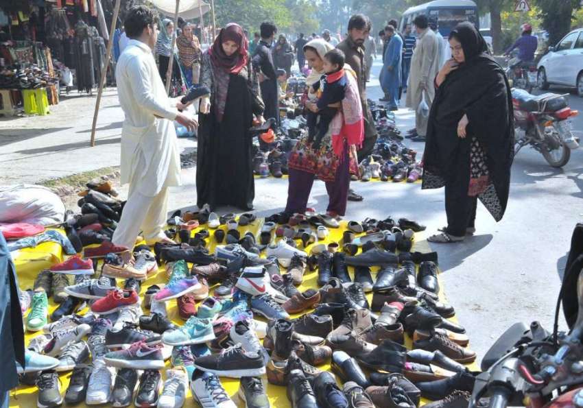 اسلام آباد: وفاقی دارالحکومت میں سڑک  کنارے دکاندار سے خواتین ..