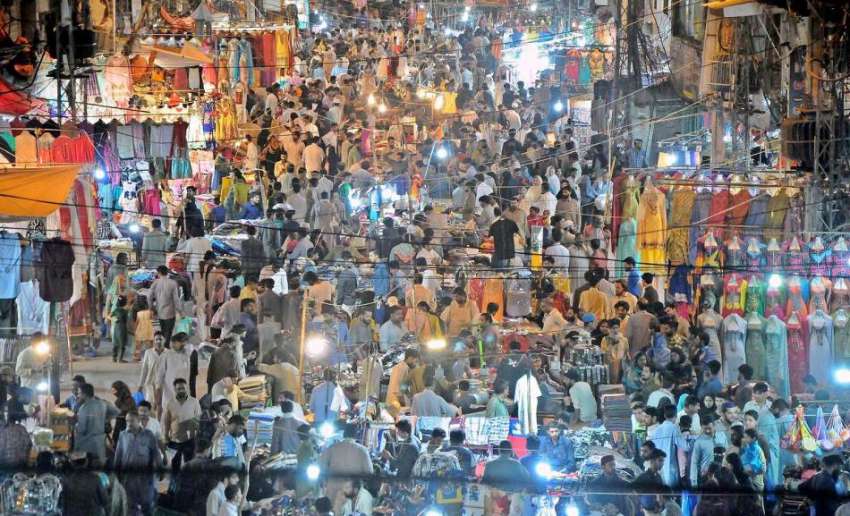 راولپنڈی: عید کی تیاریوں میں مصروف شہری باڑہ بازار سے خریداری ..