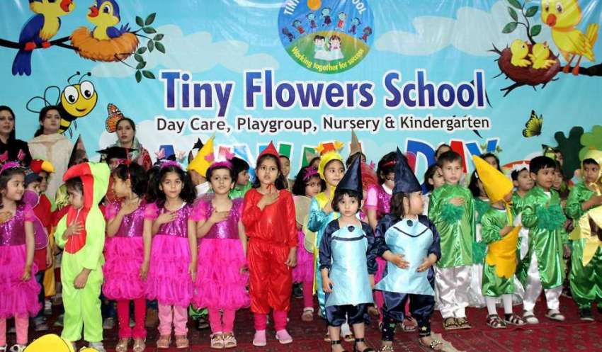 پشاور: ٹنی فلاور سکول میں منعقدہ تقریب کے موقع پر بچے ٹیبلو ..