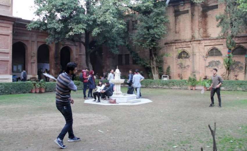 لاہور: نیشنل کالج آف آٹس کے احاطے میں لڑکے بیڈ منٹن کھیل ..