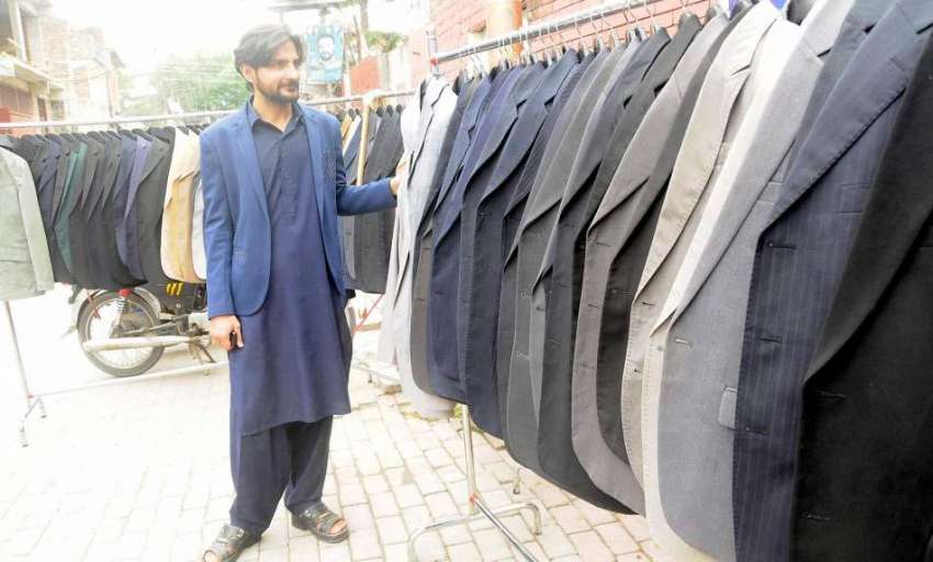 راولپنڈی: ہفتہ وار بازار میں ایک دکاندارکوٹ فروخت کیلئے ..