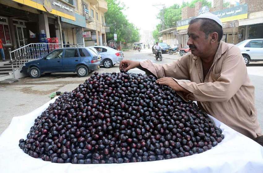 حیدر آباد: ریڑھی بان گاہکوں کو متوجہ کرنے کے لیے جامن سجا ..