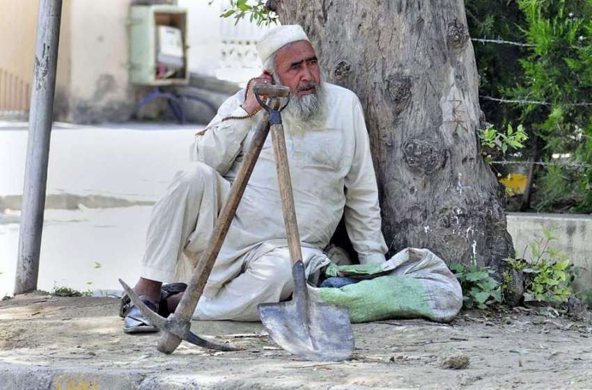اسلام آباد: مزدوروں کے عالمی دن سے بے خبر ایک معمر مزدور ..