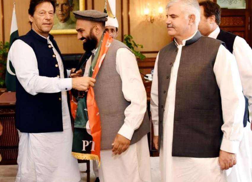 اسلام آباد: وزیر اعظم عمران خان، ایم پی اے غزن خان کو پاکستان ..