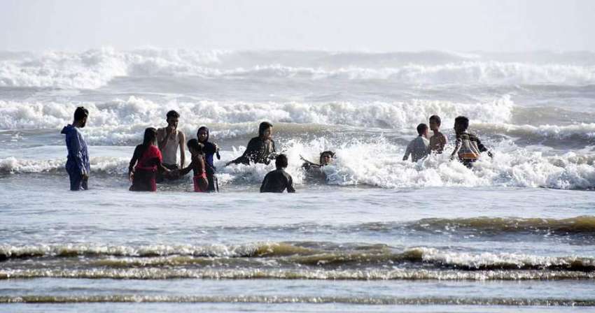 کراچی: سیر و تفریح کے لیے آئے شہری (کلفٹن )ساحل سمندر پر لطف ..