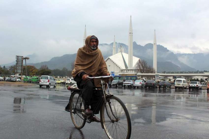 اسلام آباد: وفاقی دارالحکومت میں سائیکل سوار دوران بارش ..