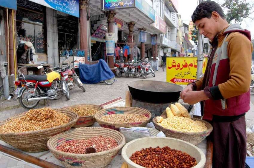 اسلام آباد: ریڑھی بان بھنے ہوئے چنے فروخت کررہا ہے۔