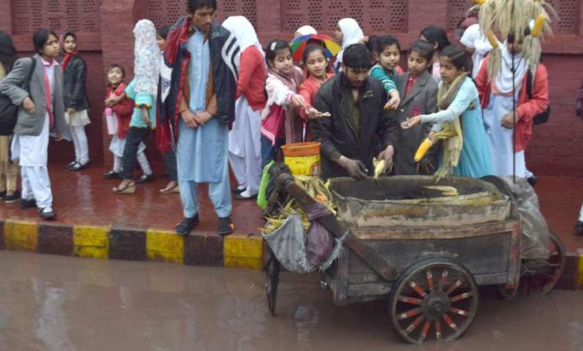 لاہور: طالبات سکول سے چھٹی کے بعد سٹے خرید رہی ہیں۔