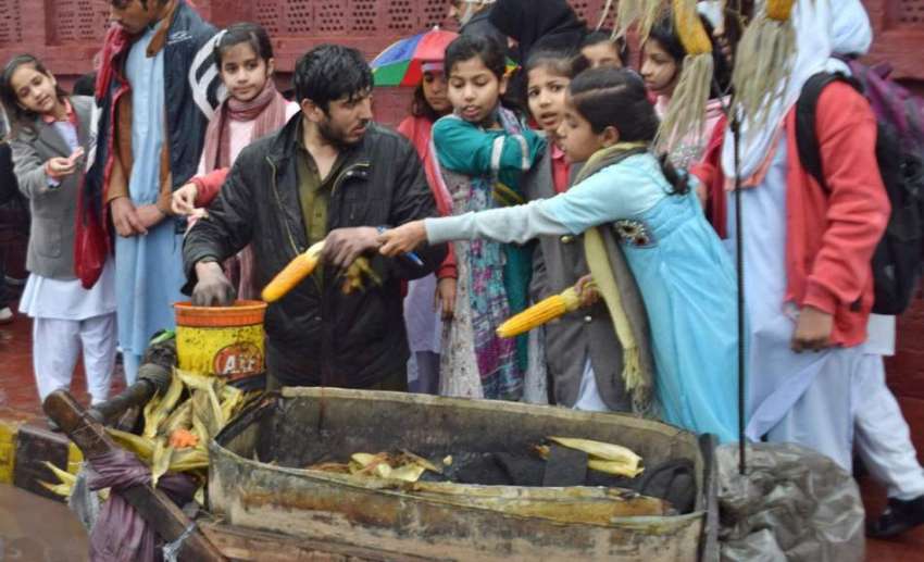 لاہور: طالبات سکول سے چھٹی کے بعد سٹے خرید رہی ہیں۔