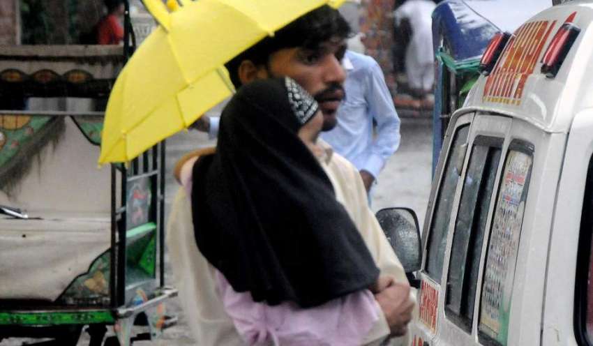 راولپنڈی: سہ پہر کو ہونیوالی بارش کے دوران ایک شخص نے بارش ..